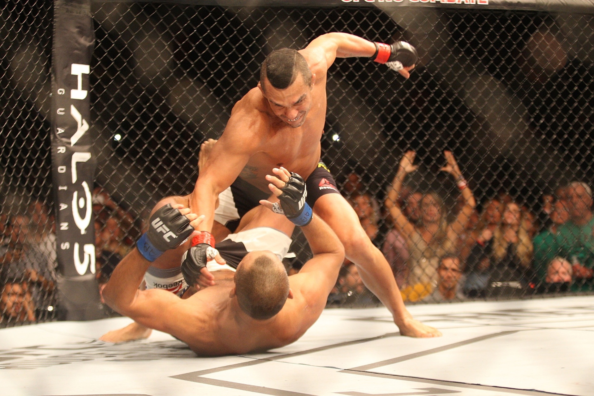 Vitor Belfort arrasou Dan Henderson mais uma vez com um chute - Reinaldo Canato/UOL