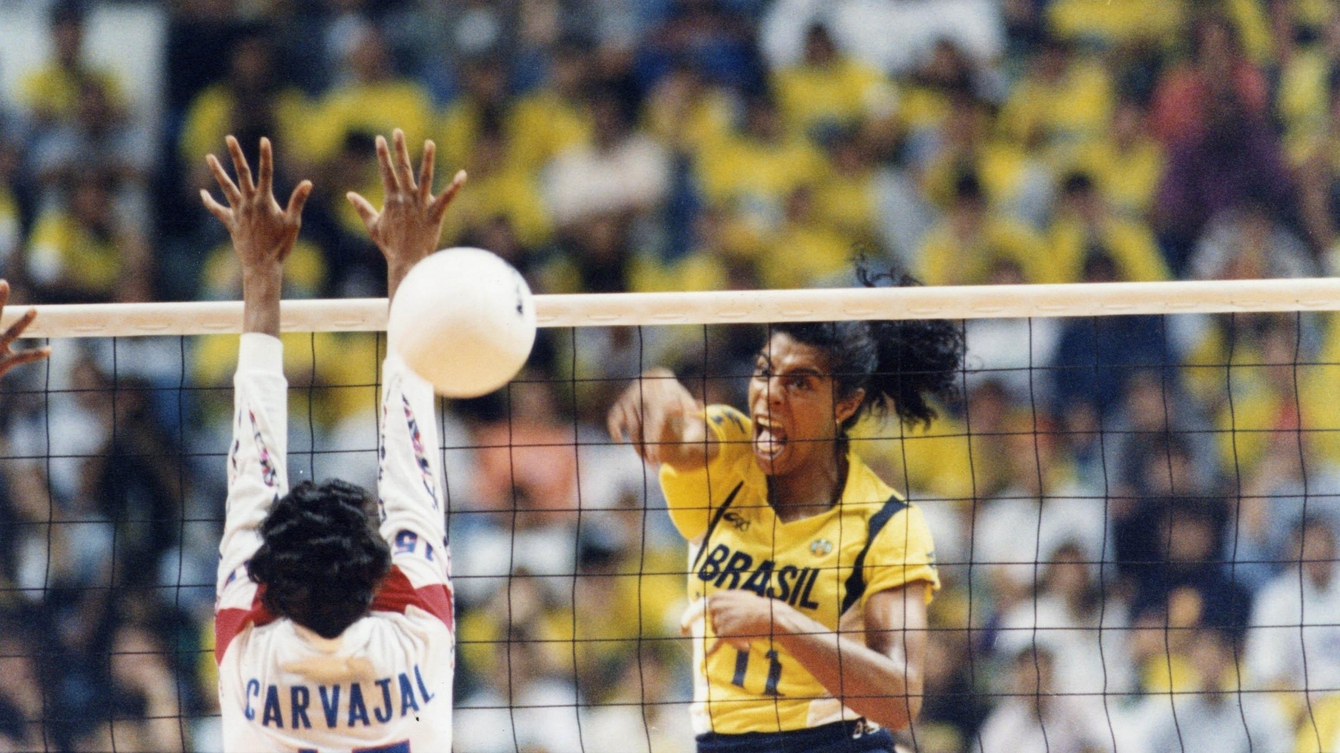 Márcia Fu em ação contra Cuba, no Ginásio do Ibirapuera, na final do Mundial de vôlei de 1994
