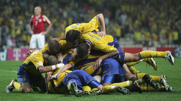 Jogadores da Suécia comemoram gol de empate contra a Dinamarca que classificou ambos os times na Eurocopa de 2004 Jogadores da Suécia comemoram gol de empate contra a Dinamarca que classificou ambos os times na Eurocopa de 2004