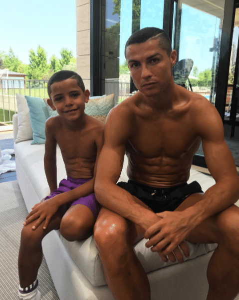 Cristiano Ronaldo e o filho com novo corte de cabelo