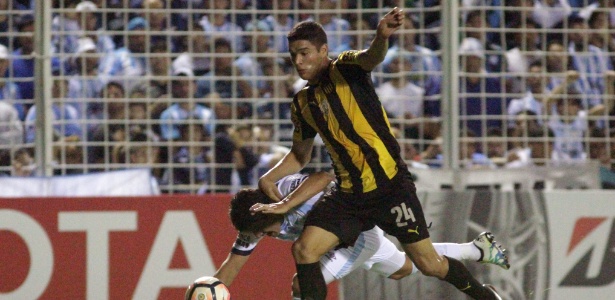 O beque do Peñarol foi multado e 2 mil dólares e suspenso por dois jogos - WALTER MONTEROS/AFP