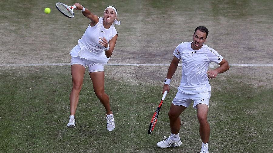 Bruno Soares e Elena Vesnina durante a semifinal das duplas mistas de Wimbledon - AFP PHOTO / Daniel LEAL-OLIVAS