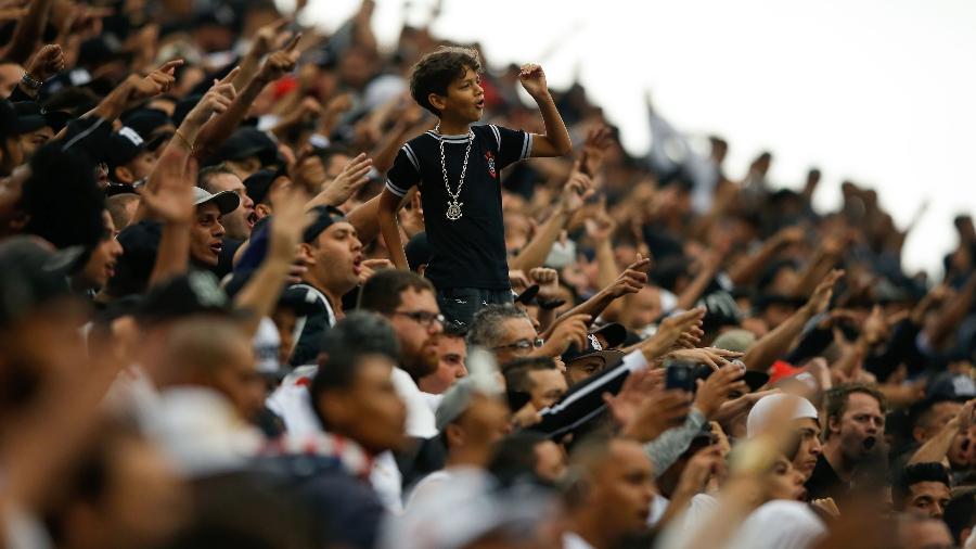 Torcida do Corinthians antes do clássico contra o Palmeiras em Itaquera - Alexandre Schneider/Getty Images