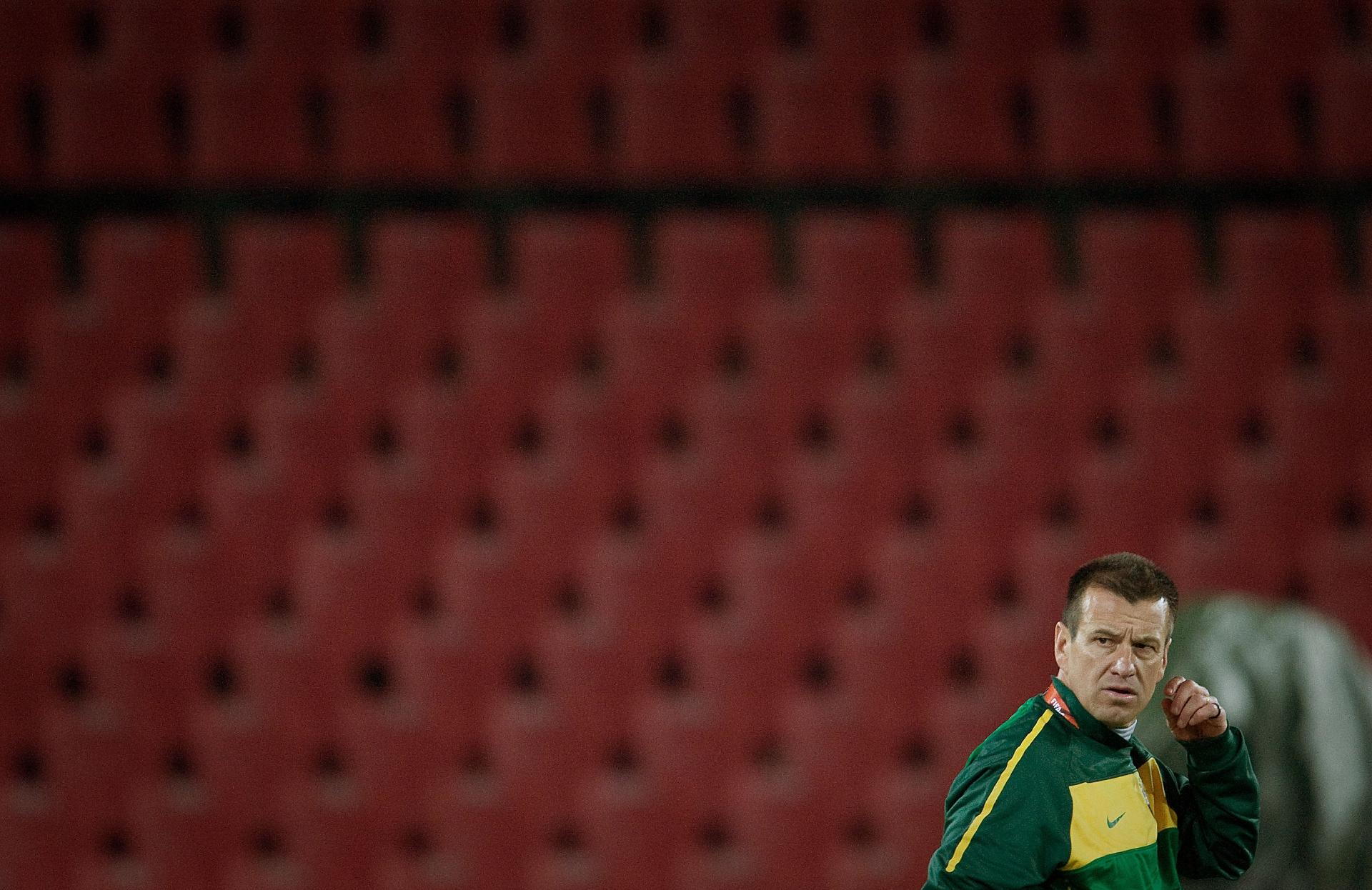Dunga, técnico da seleção, no estádio Ellis Park, às vésperas da Copa do Mundo de 2010 - undefined