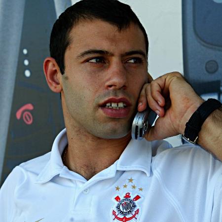 Mascherano fala ao telefone durante embarque do Corinthians em 2006