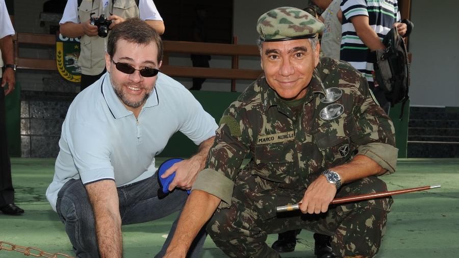 General Marco Aurélio Costa Vieira (à direita, em foto de 2009) será substituído pelo general Décio dos Santos Brasil - Valter Campanato/ABr