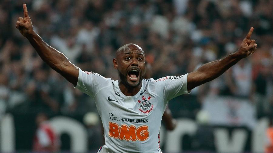 Vagner Love comemora gol que deu o título paulista ao Corinthians sobre o São Paulo neste ano - Marcello Zambrana/AGIF