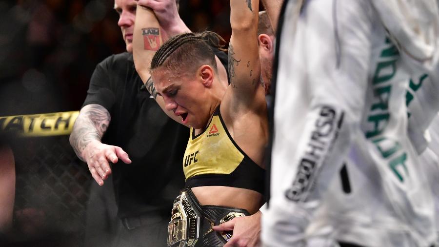 Jessica Bate Estaca comemora vitória sobre Rose Namajunas no UFC 237, no Rio de Janeiro - Leandro Bernardes