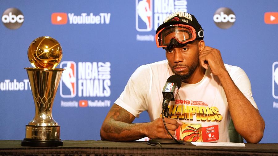 Kawhi Leonard durante coletiva de imprensa ao lado de seu trofeú de MVP - Thearon W. Henderson/AFP