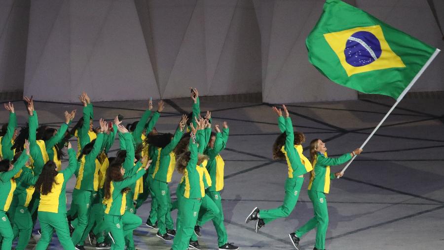 Martine Grael, Kahena Kunze e os atletas brasileiros simulam "ola" em desfile pela cerimônia de abertura do Pan - REUTERS/Sergio Moraes 