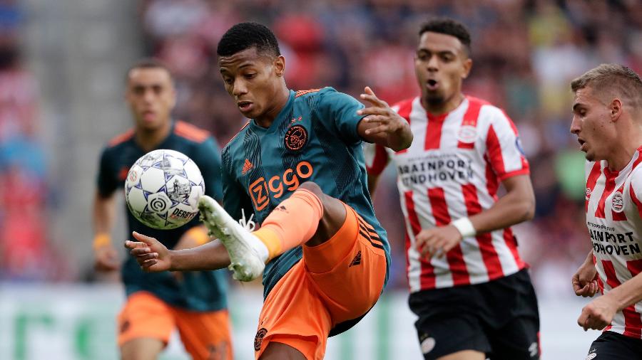 David Neres domina a bola no clássico holandês entre Ajax e PSV - Cees van Hoogdalem/Soccrates/Getty Images