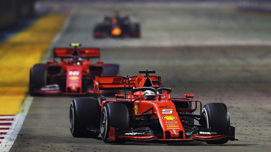 Sebastian Vettel puxa a fila seguido de perto por Charles Leclerc no Grande Prêmio de Singapura - Lars Baron/Getty Images