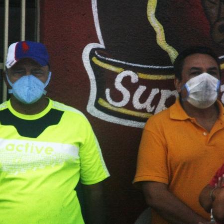 16.mar.2020 - Pessoas usam máscara durante pandemia do novo coronavírus em Maracaibo, na Venezuela - Humberto Matheus/NurPhoto via Getty Images