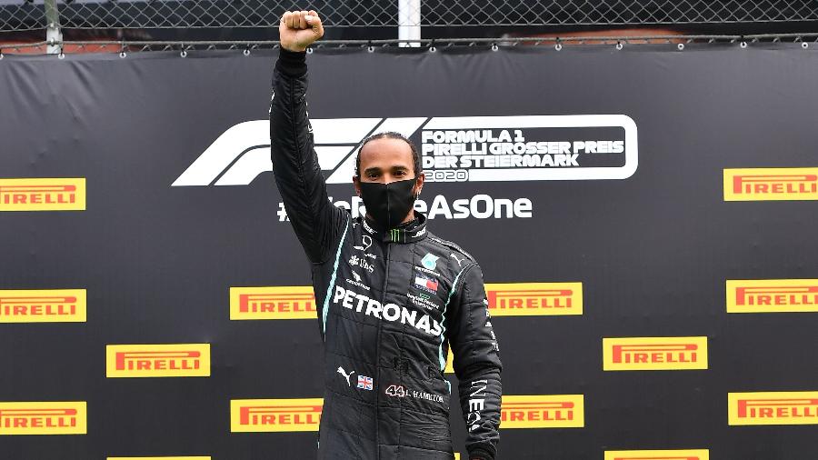 Lewis Hamilton, da Mercedes, ergueu o punho em protesto antirracista após vitória no GP da Estíria - JOE KLAMAR / various sources / AFP