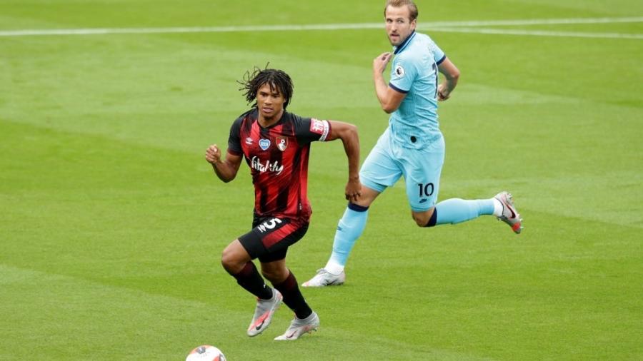 9.jul.2020 - O zagueiro do Bournemouth Nathan Ake controla a bola durante partida contra o Tottenham pelo Campeonato Inglês - Robin Jones/Getty Images