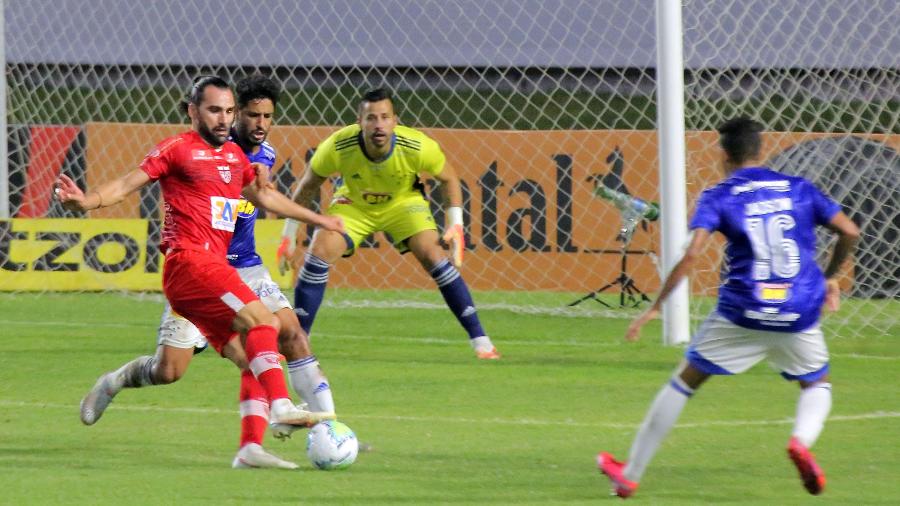 O atacante Léo Gamalho, ainda pelo CRB, foi o carrasco do Cruzeiro no ano passado  - Itawi Albuquerque/AGIF