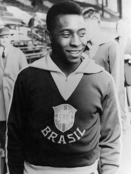 Jogador tinha apenas 17 anos quando impressionou Rodrigues, levando-o a escrever a crônica "A realeza de Pelé" - Schirner/ullstein bild via Getty Images