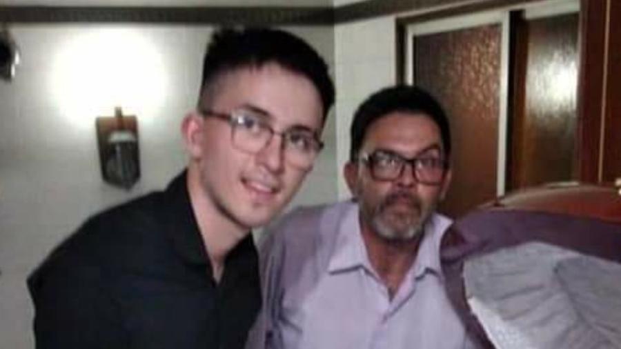 Claudio Fernández (direita) se desculpou após tirar uma foto sorrindo ao lado do corpo de Maradona - Reprodução/Twitter