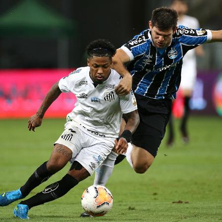 Marinho tenta se livrar da marcação de Kannemann durante Grêmio x Santos pela Libertadores 2020 - Diego Vara - Pool/Getty Images