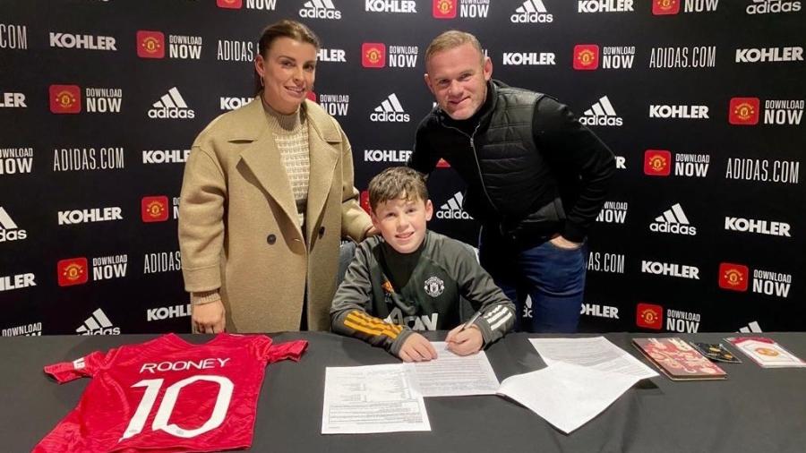 Kai Rooney, filho de Wayne Rooney, assina contrato com o Manchester United - Reprodução