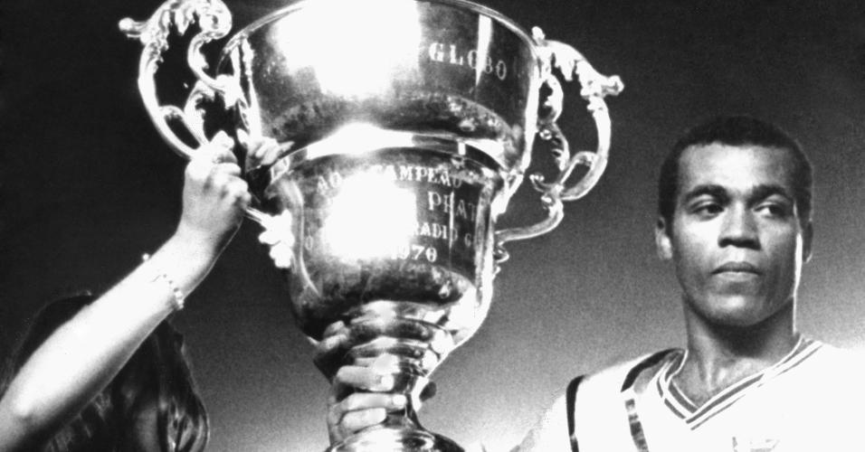 O capitão do time do Fluminense, Denílson levanta o troféu conquista da Taça de Prata (antigo Campeonato Brasileiro de Futebol), após empate com o Atlético Mineiro por 1 a 1 em jogo realizado no estádio do Maracanã