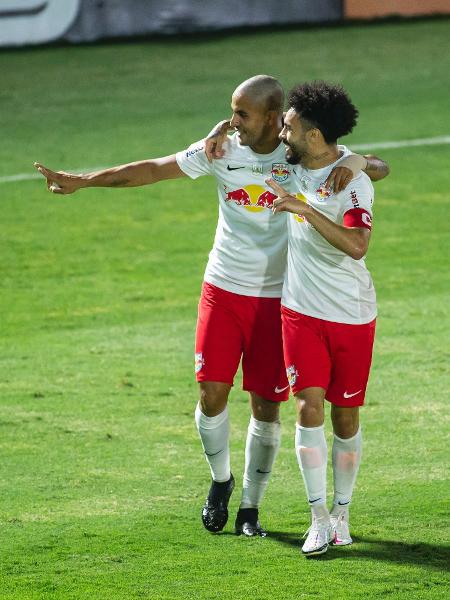 Ytalo e Claudinho comemoram gol do Red Bull Bragantino em jogo contra o Atlético-GO - Diogo Reis/AGIF