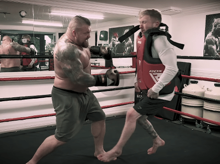 Boxe Youtuber Desafia Lutador E E Arremessado Com Soco Assista