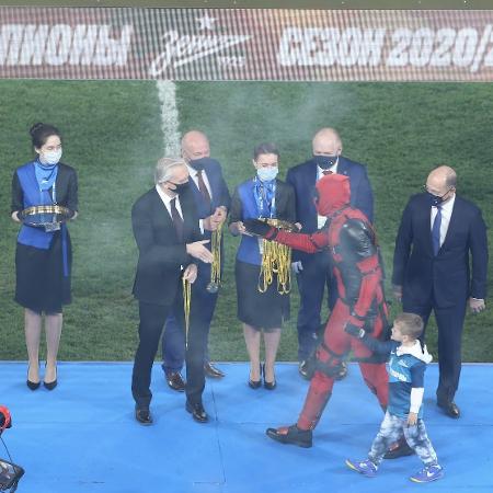 Dzyuba vestido de Deadpool para receber a medalha de campeão russo - Reprodução/Twitter
