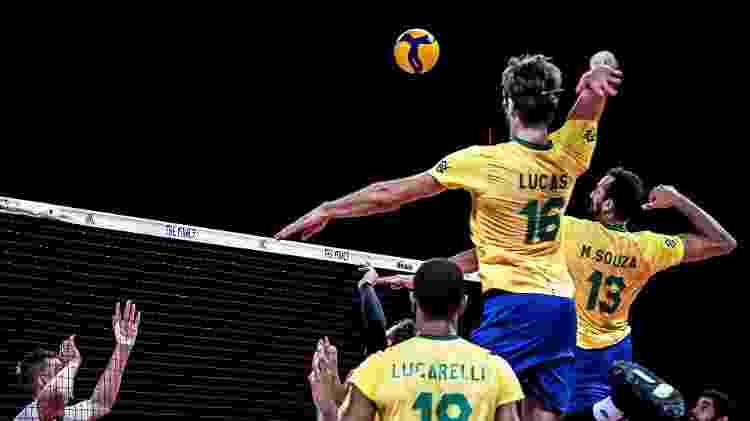 Maurício Souza sobe para atacar bola na final da Liga das Nações de Vôlei entre Brasil e Polônia - Divulgação/FIVB - Divulgação/FIVB