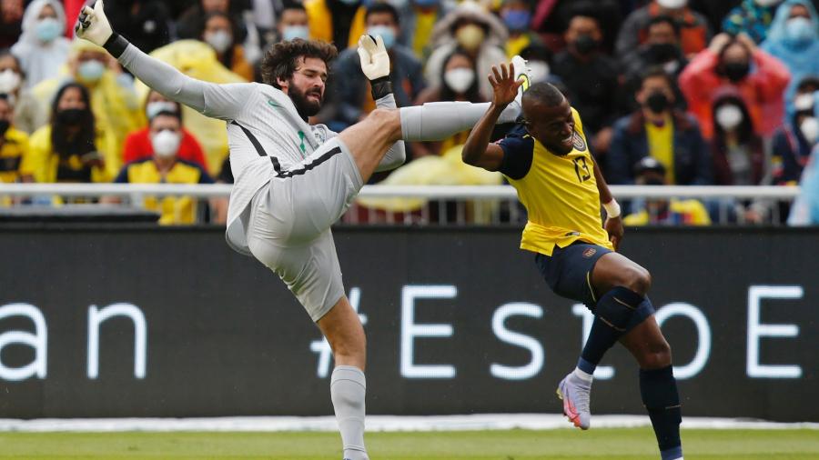 Alisson acertou Enner Valencia após afastar a bola da zaga do Brasil no duelo contra o Equador - Santiago Arcos-Pool/Getty Images