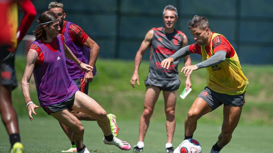 Paulo Sousa observa disputa entre Filipe Luís e Diego em treino do Flamengo - Alexandre Vidal/Flamengo