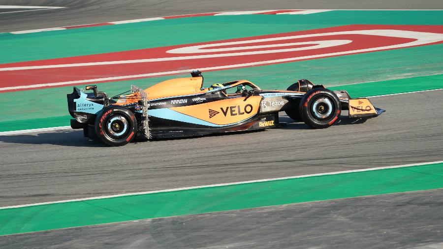 Lando Norris testa o novo carro do McLaren para a temporada 2022 - Hasan Bratic/picture alliance via Getty Images