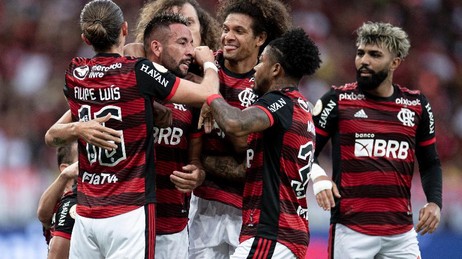  Isla, jogador do Flamengo, comemora seu gol com jogadores do seu time durante partida contra o São Paulo  - Jorge Rodrigues/AGIF