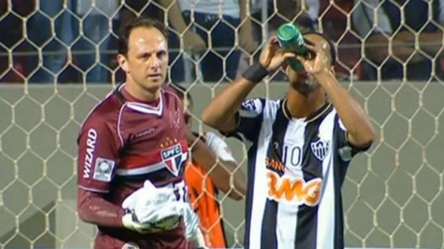 Rogério Ceni e Ronaldo Gaúcho durante partida da Libertadores de 2013 - Reprodução/SporTV