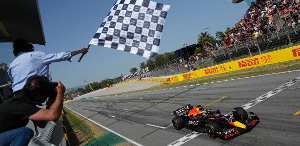 Max Verstappen recebe a bandeirada no GP da Espanha