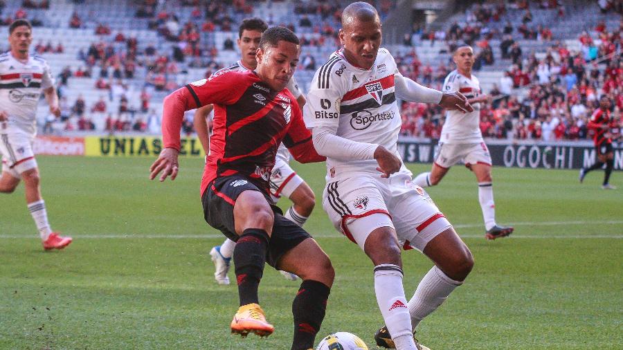 Vitor Roque, do Athletico-PR, disputa lance com Luizão, do São Paulo, em jogo pelo Brasileirão - Gabriel Machado/AGIF