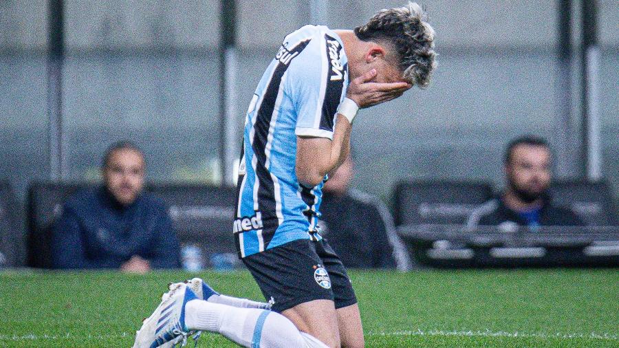 Biel se emocionou ao marcar para o Grêmio na partida contra o Vila Nova, válida pela Série B - Maxi Franzoi/AGIF