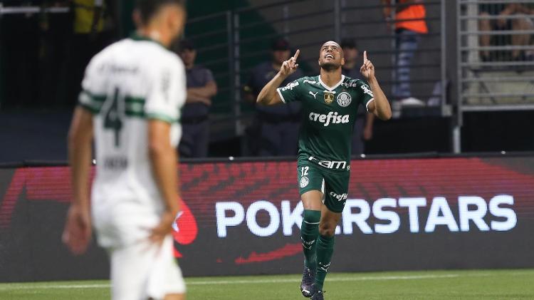 Mayke comemora gol do Palmeiras sobre o Coritiba em jogo do Campeonato Brasileiro