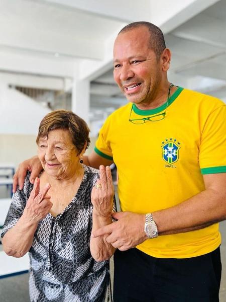 Pai de Neymar leva a mãe para votar - Reprodução/Instagram