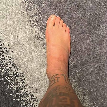 Neymar mostrou tornozelo em foto postada na noite de sábado (26) - Reprodução/Instagram