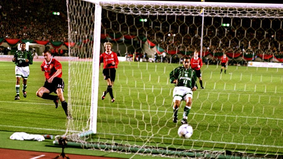 Roy Keane, após marcar para o Manchester United contra o Palmeiras, no Mundial de Clubes de 1999 - Peter Robinson - EMPICS/PA Images via Getty Images