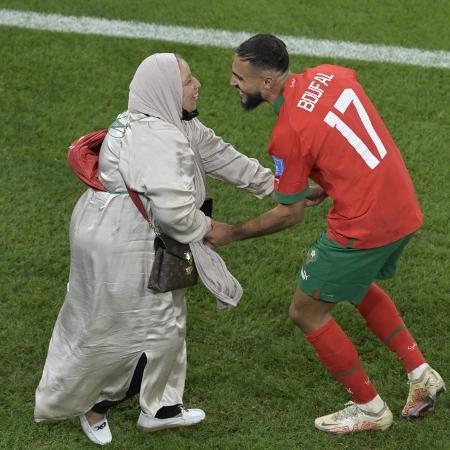 Sofiane Boufal, do Marrocos, comemora com sua mãe após classificação na Copa - JUAN MABROMATA / AFP