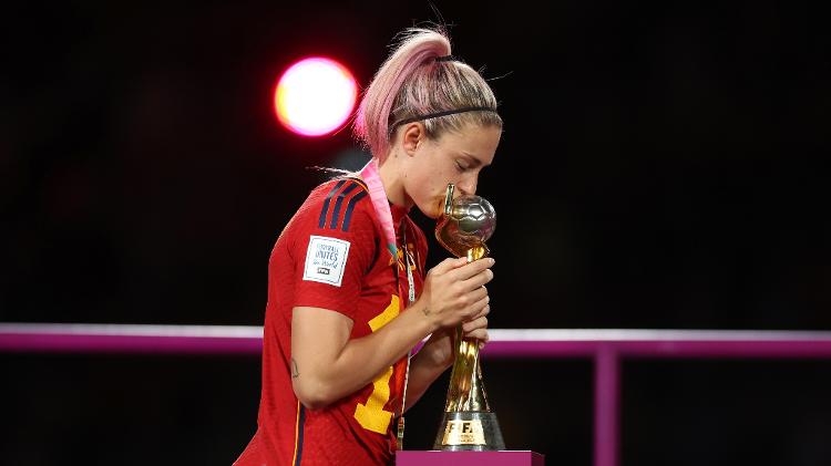 Alexia Putellas, da Espanha, beija o troféu da Copa do Mundo feminina de 2023
