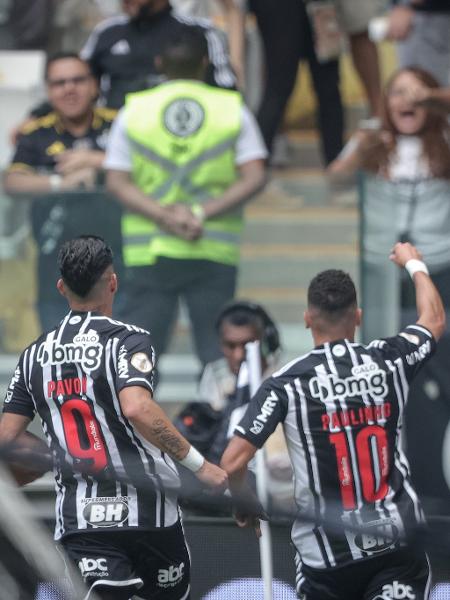 Paulinho comemora gol do Atlético-MG contra o Santos