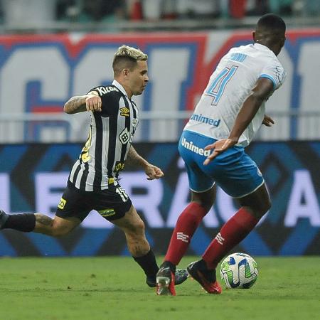 Soteldo em ação durante Bahia x Santos, duelo do Campeonato Brasileiro