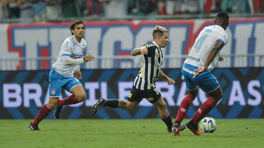 Soteldo em ação durante Bahia x Santos, duelo do Campeonato Brasileiro