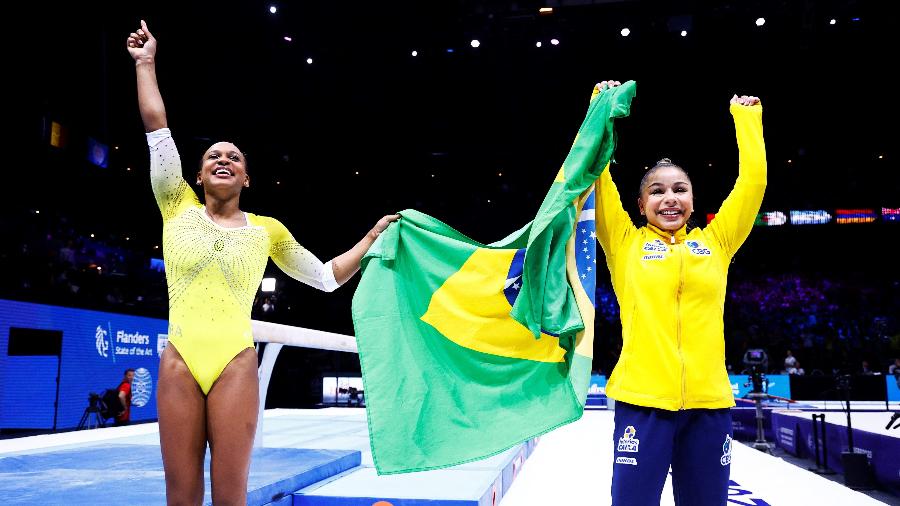 Rebeca Andrade e Flávia Saraiva comemoram medalhas no Mundial de ginástica artística