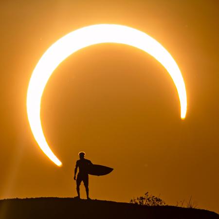 Surfista Italo Ferreira posa durante o eclipse do Sol, em Baia Formosa