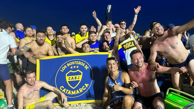 Torcedores do Boca Juniors confraternizam em clima de paz nas areias da praia de Copacabana