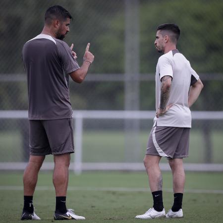 António Oliveira conversando com Igor Coronado em treino do Corinthians